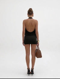 Sienne Beauty in Black, robe longue en tissu noir avec détails élégants, vue de face sur fond neutre.