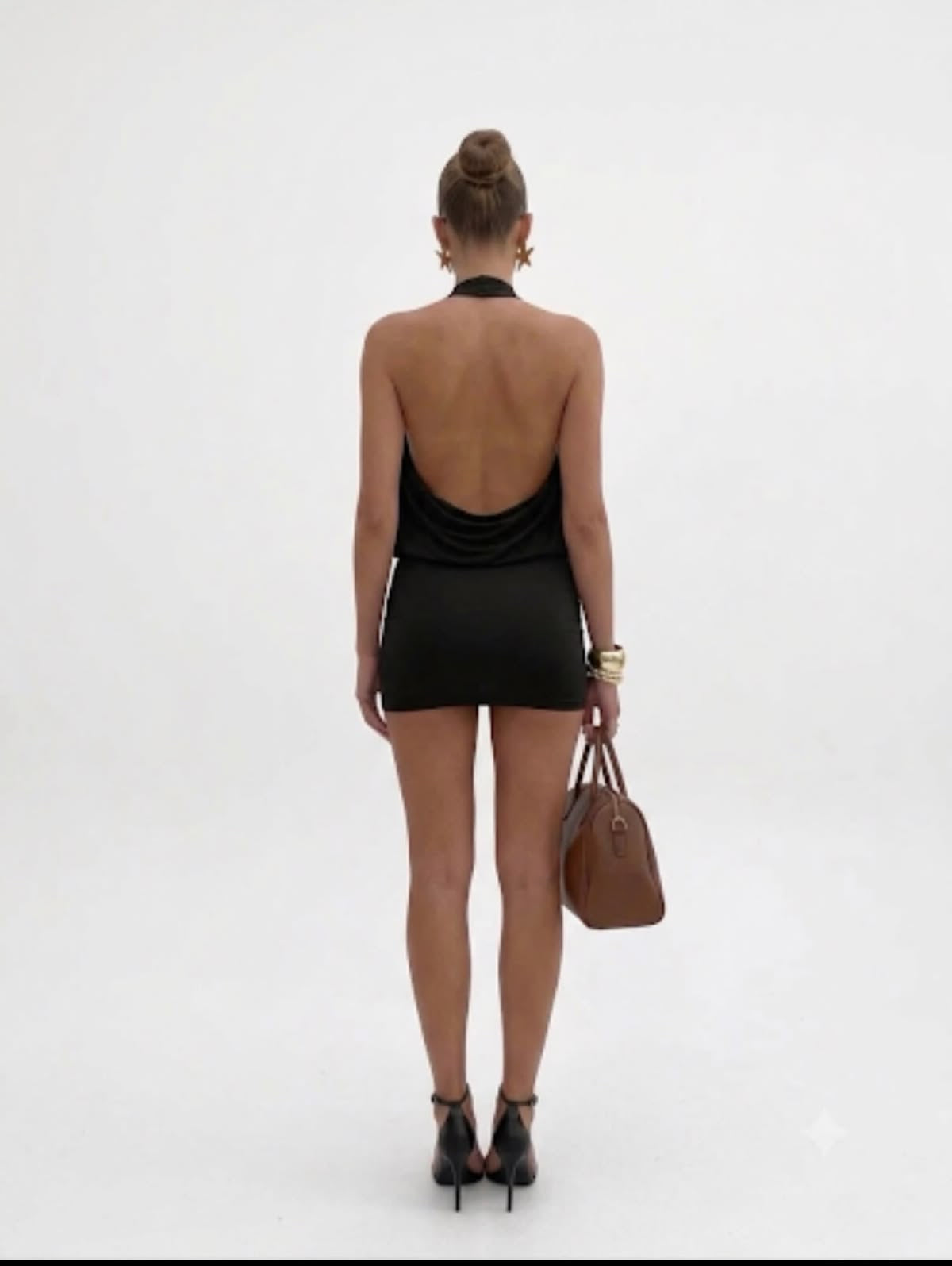 Sienne Beauty in Black, robe longue en tissu noir avec détails élégants, vue de face sur fond neutre.